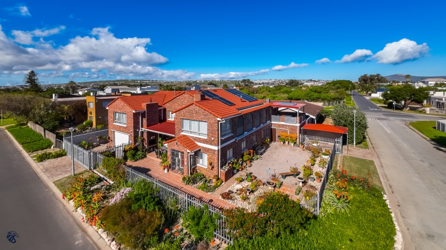 5 Bedroom Property for Sale in Middedorp Western Cape